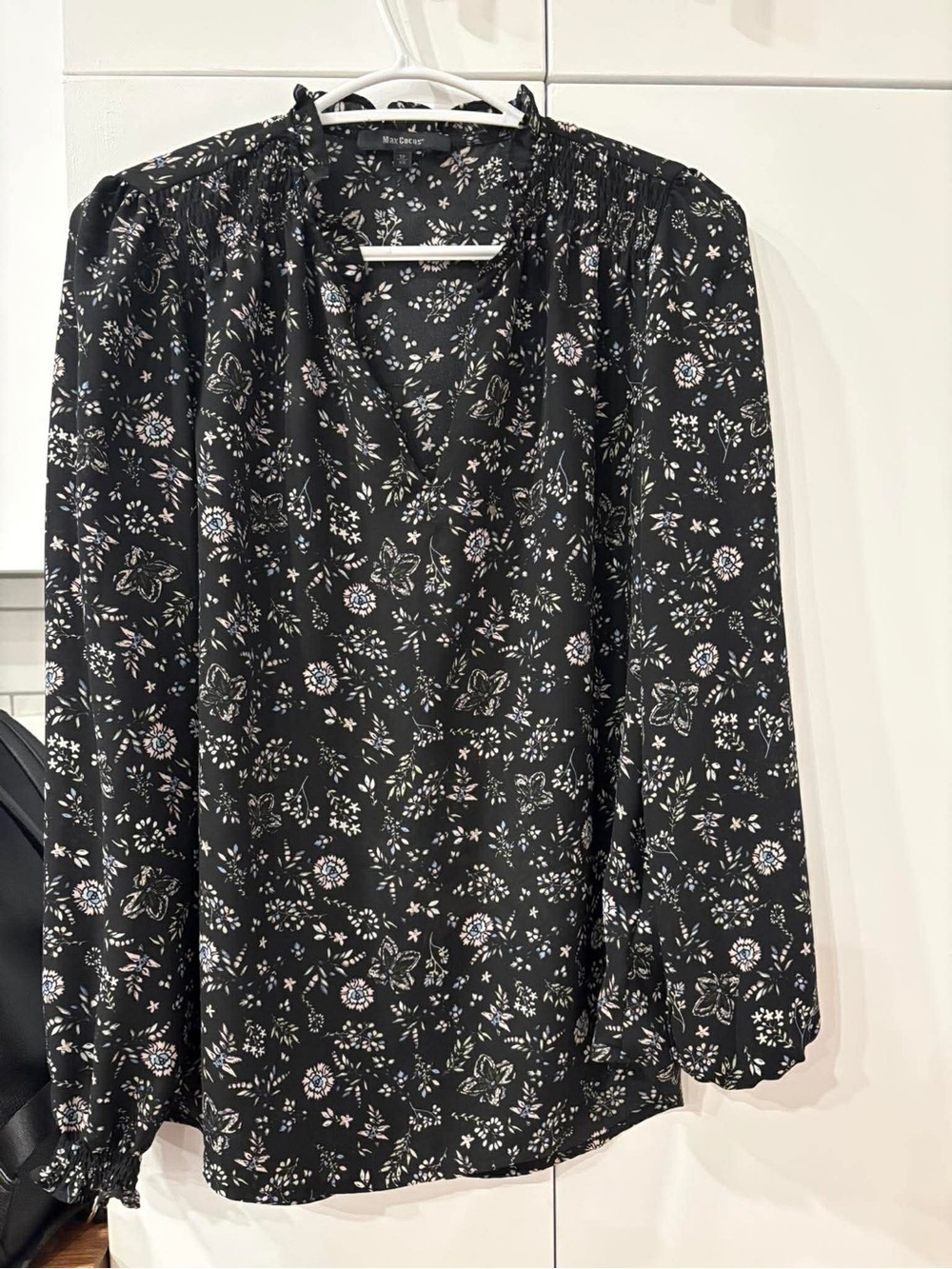Mossimo Black Floral V-Neck Long Sleeve Blouse